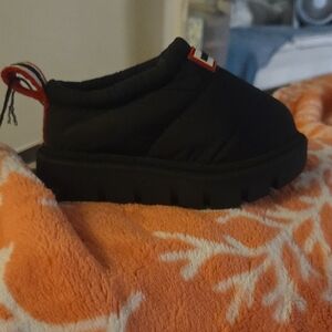 Hunter Kids Black and Red Slip-On Slippers
